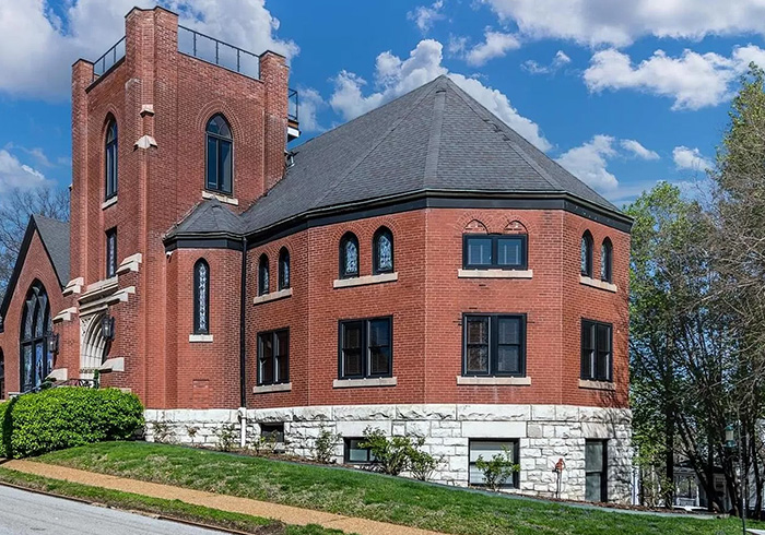 Gothic Heights Inn windows for The Hill, Botanical Garden Suite and Riverfront