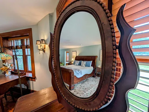 Oval mirror with Tiffany lamp in the Botanical Garden Grand Suite