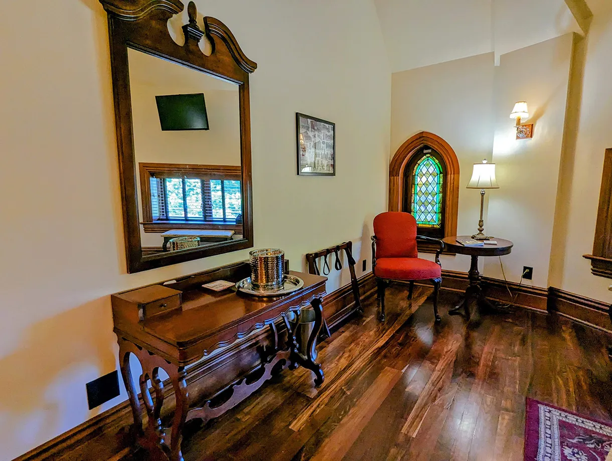 The Hill Suite - Desk area